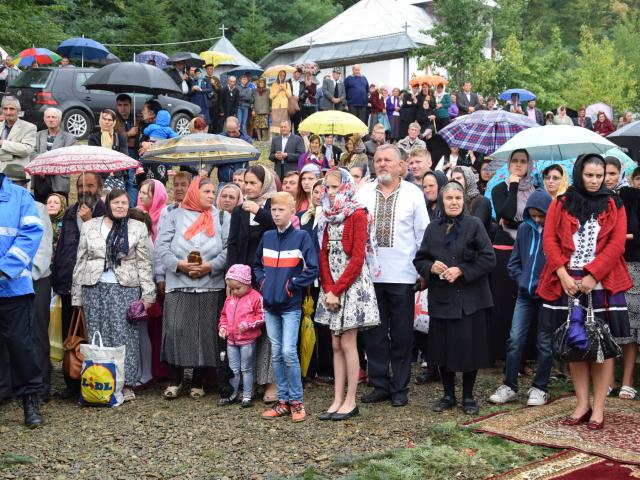 Slujbă arhierească de sfințire la schitul păstorit de doi frați gemeni