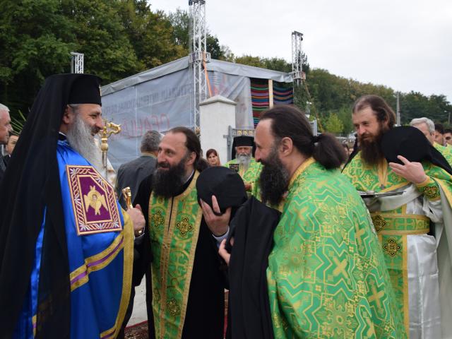 Slujbă arhierească de sfințire la schitul păstorit de doi frați gemeni