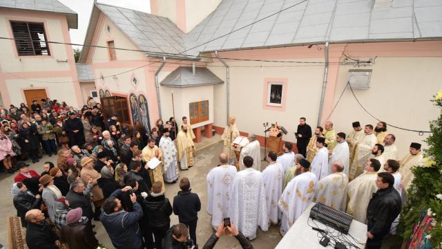 (Foto) Resfințirea Bisericii „Nașterea Maicii Domnului” – Trestiana