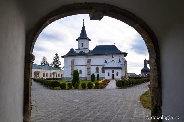 Catedrala Arhiepiscopală „Sfânta Parascheva” din Roman