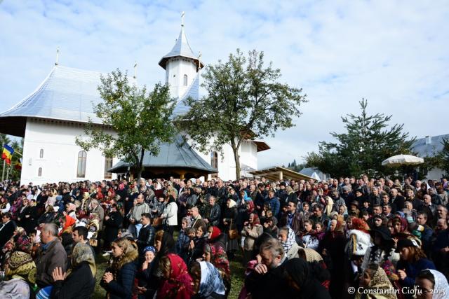 Cerul şi pământul s-au unit la resfinţirea bisericii din Moldoviţa