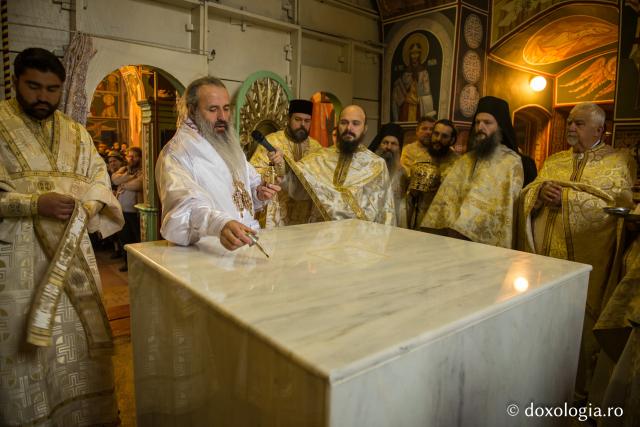 (Foto) Sfinţirea Bisericii „Sfinţii Arhangheli Mihail, Gavriil şi Rafail” Roşca din Iaşi
