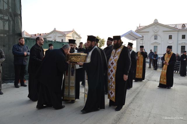Pelerinii și-au luat rămas bun de la racla cu moaștele Sfântului Ioan Gură de Aur