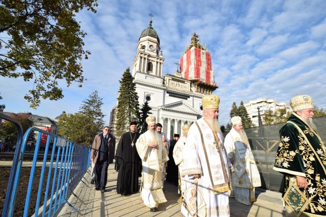 22 de ierahi și zeci de mii de credincioși, la hramul „Sfintei Ocrotitoare a Moldovei”