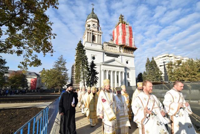 22 de ierahi și zeci de mii de credincioși, la hramul „Sfintei Ocrotitoare a Moldovei”