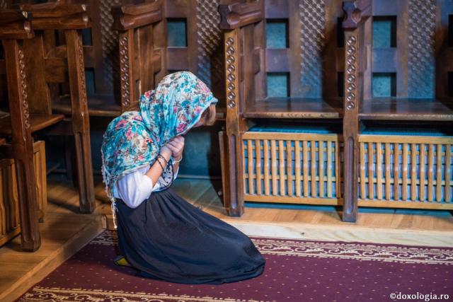 femeie rugându-se în biserică