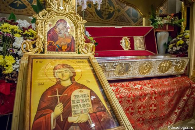 Troparul Sfintei Cuvioase Parascheva