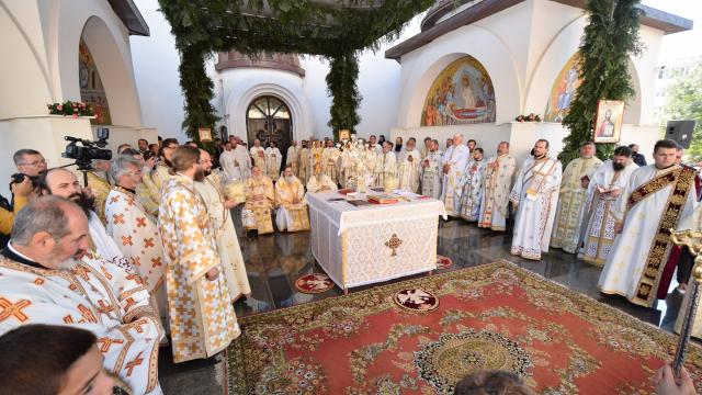 10.000 de credincioși și 4 ierarhi, la sfințirea catedralei din Suceava