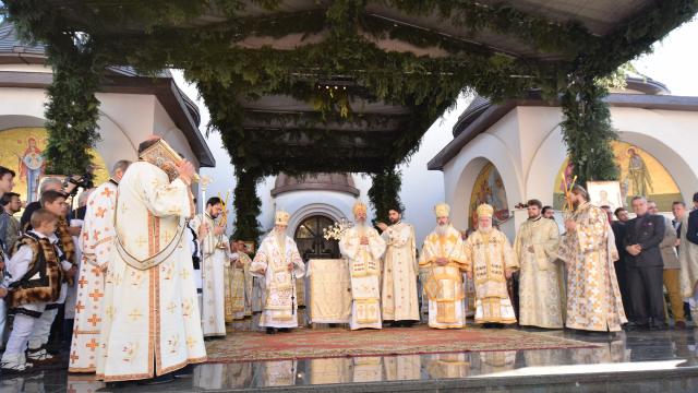 10.000 de credincioși și 4 ierarhi, la sfințirea catedralei din Suceava