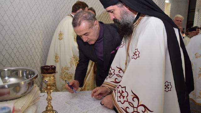 10.000 de credincioși și 4 ierarhi, la sfințirea catedralei din Suceava
