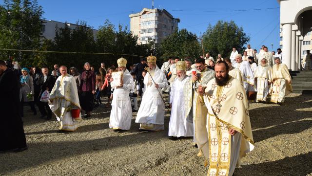 10.000 de credincioși și 4 ierarhi, la sfințirea catedralei din Suceava