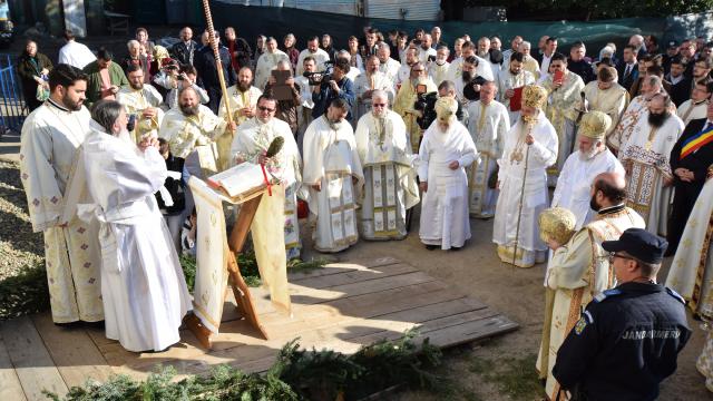 10.000 de credincioși și 4 ierarhi, la sfințirea catedralei din Suceava