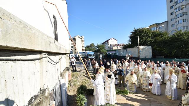 10.000 de credincioși și 4 ierarhi, la sfințirea catedralei din Suceava