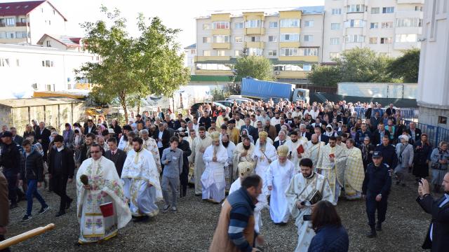 10.000 de credincioși și 4 ierarhi, la sfințirea catedralei din Suceava