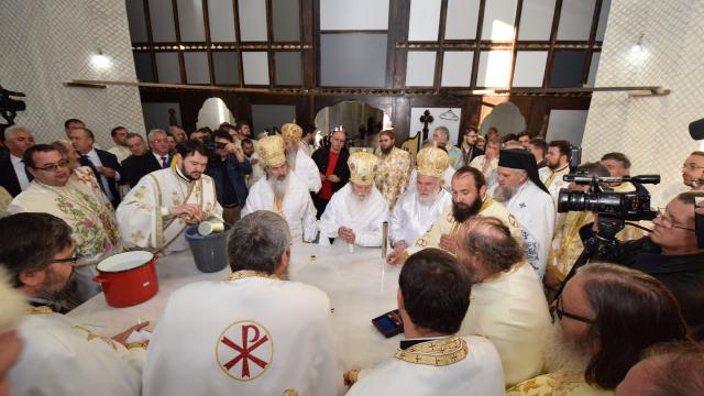 10.000 de credincioși și 4 ierarhi, la sfințirea catedralei din Suceava