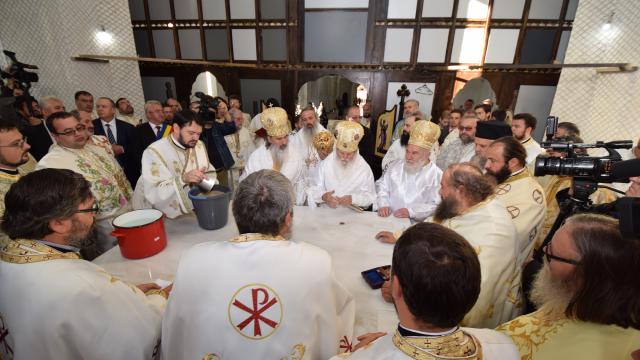 10.000 de credincioși și 4 ierarhi, la sfințirea catedralei din Suceava