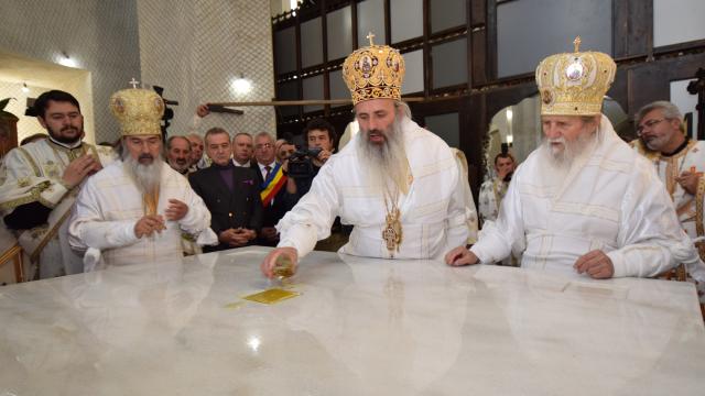 10.000 de credincioși și 4 ierarhi, la sfințirea catedralei din Suceava