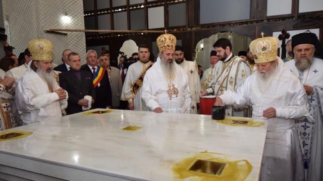 10.000 de credincioși și 4 ierarhi, la sfințirea catedralei din Suceava