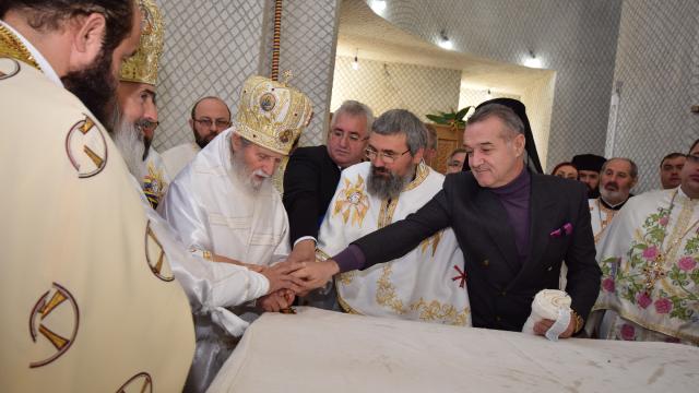 10.000 de credincioși și 4 ierarhi, la sfințirea catedralei din Suceava
