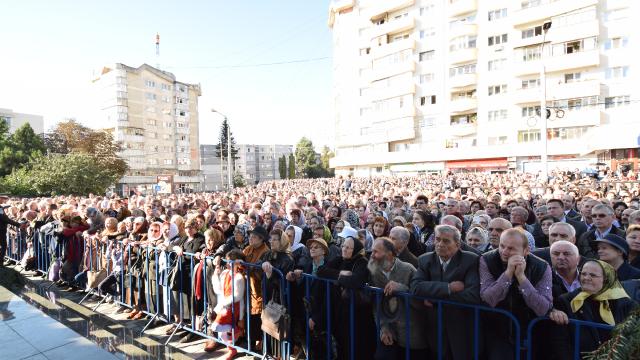10.000 de credincioși și 4 ierarhi, la sfințirea catedralei din Suceava