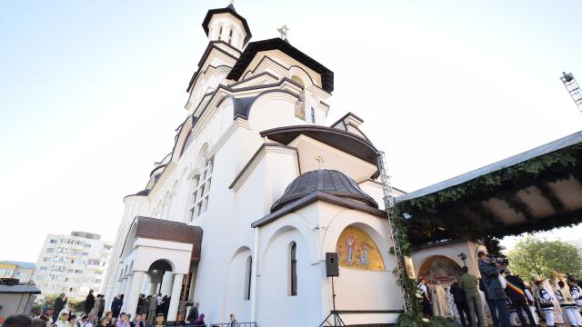 10.000 de credincioși și 4 ierarhi, la sfințirea catedralei din Suceava