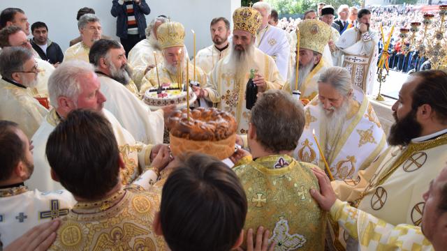10.000 de credincioși și 4 ierarhi, la sfințirea catedralei din Suceava