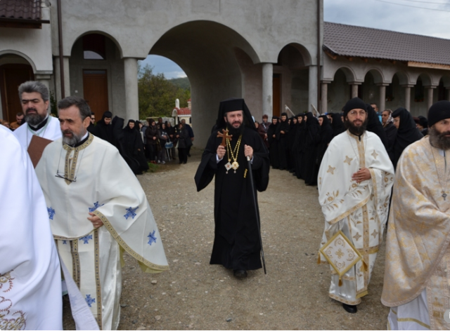 Mănăstirea Nera a îmbrăcat haine de sărbătoare