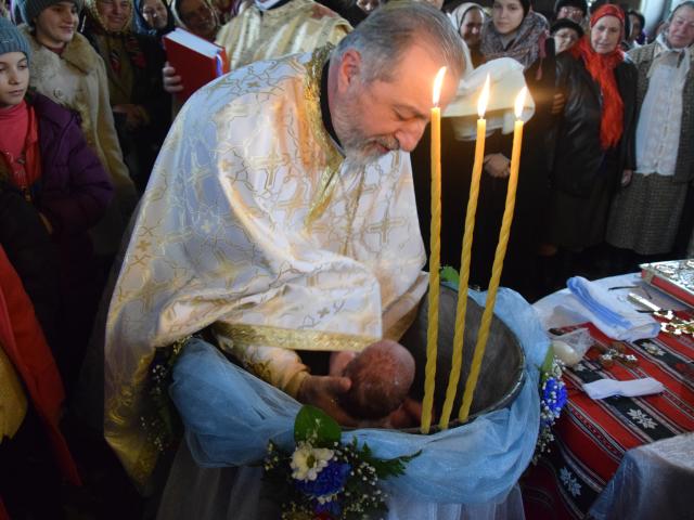 IPS Mitropolit Teofan a oficiat Taina Botezului pentru pruncul Matei-Nectarie