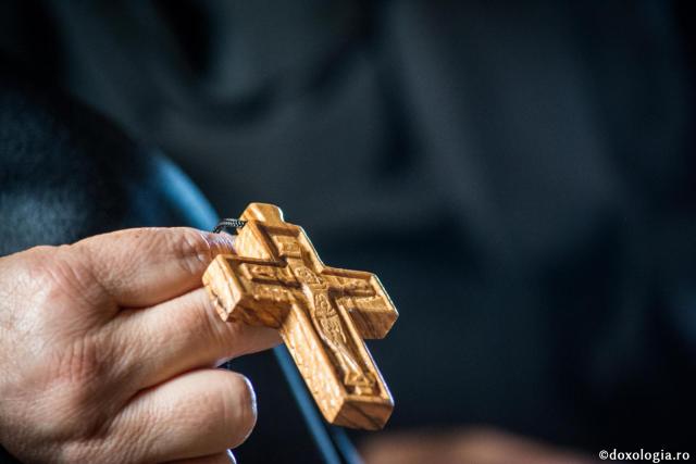 Însemnarea cu Sfânta Cruce – datina nescrisă moștenită de la Sfinții Apostoli