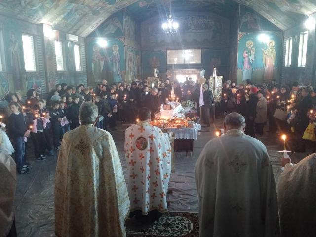 Rugăciune și comuniune la Oneşti, la înmormântarea uneia dintre victimele din Club Colectiv