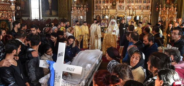 Părintele Patriarh Daniel, la înmormântarea mamei cu cinci copii, victimă a incendiului din „Colectiv”