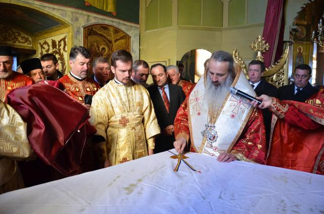 IPS Teofan a resfinţit Biserica „Sfântul Nicolae” din Humuleşti
