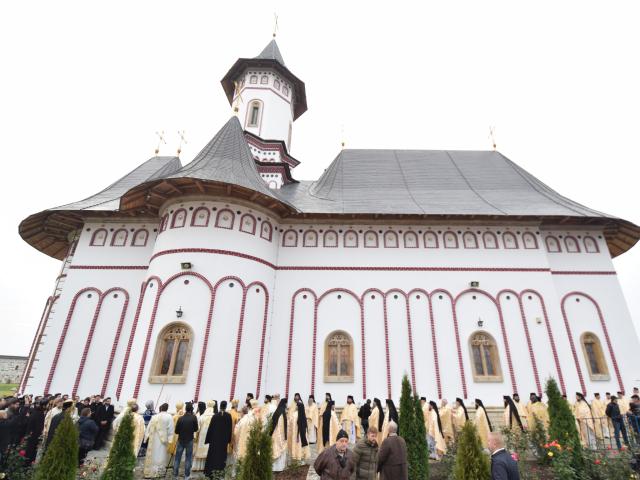 „Acum, la ceas de mare sărbătoare, Mănăstirea Zosin arată precum Raiul”