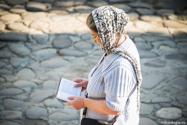 femeie cu carte de rugăciuni în mână