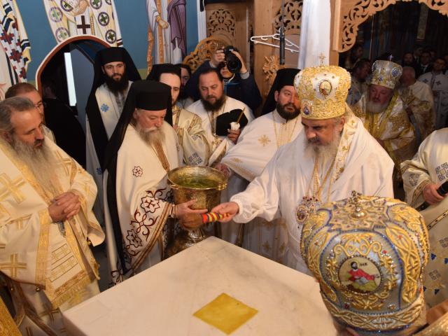Patriarhul Daniel, la Rădăuți: „Arătăm prin rugăciune şi pomenire că rugăciunea este iubirea mai tare decât moartea”