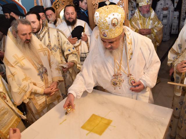 Patriarhul Daniel, la Rădăuți: „Arătăm prin rugăciune şi pomenire că rugăciunea este iubirea mai tare decât moartea”