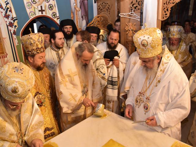 Patriarhul Daniel, la Rădăuți: „Arătăm prin rugăciune şi pomenire că rugăciunea este iubirea mai tare decât moartea”