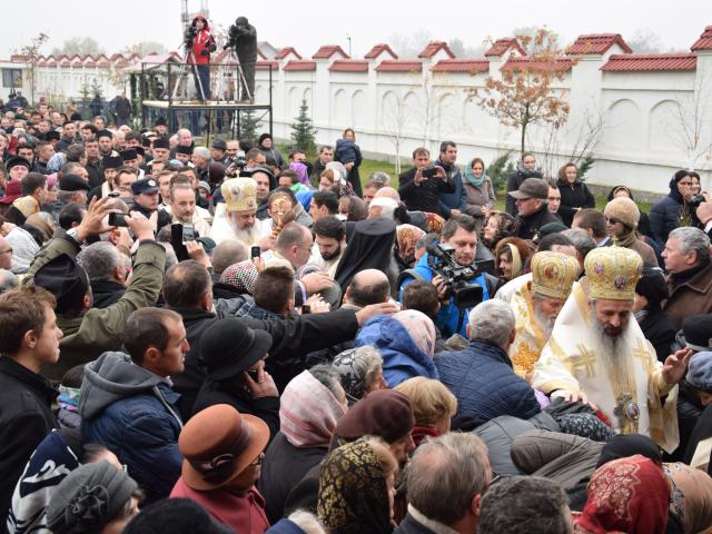 Patriarhul Daniel, la Rădăuți: „Arătăm prin rugăciune şi pomenire că rugăciunea este iubirea mai tare decât moartea”