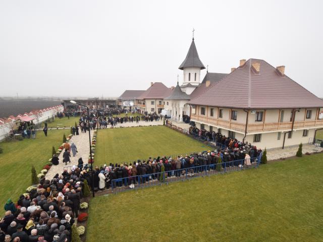 Patriarhul Daniel, la Rădăuți: „Arătăm prin rugăciune şi pomenire că rugăciunea este iubirea mai tare decât moartea”