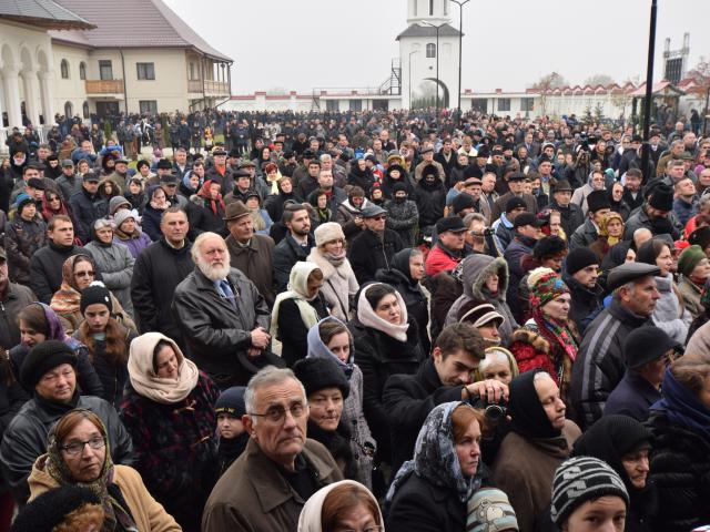 Patriarhul Daniel, la Rădăuți: „Arătăm prin rugăciune şi pomenire că rugăciunea este iubirea mai tare decât moartea”