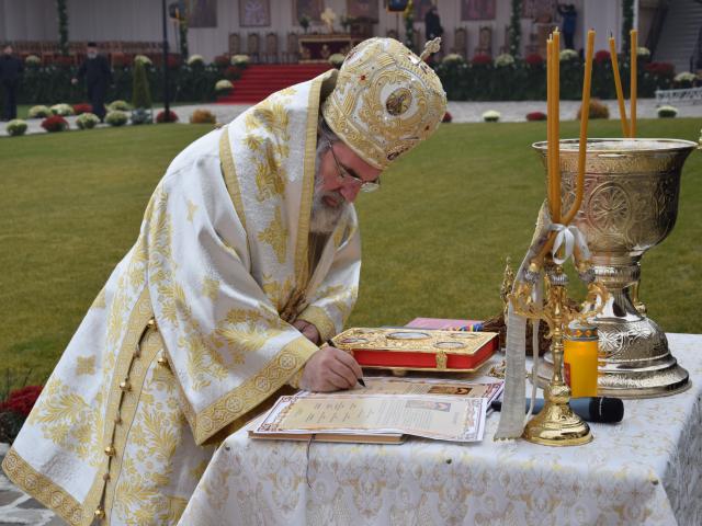 Patriarhul Daniel, la Rădăuți: „Arătăm prin rugăciune şi pomenire că rugăciunea este iubirea mai tare decât moartea”