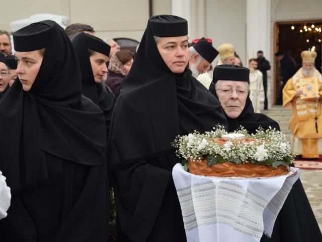 Patriarhul Daniel, la Rădăuți: „Arătăm prin rugăciune şi pomenire că rugăciunea este iubirea mai tare decât moartea”