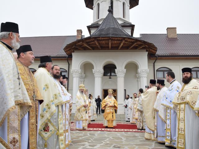 Patriarhul Daniel, la Rădăuți: „Arătăm prin rugăciune şi pomenire că rugăciunea este iubirea mai tare decât moartea”