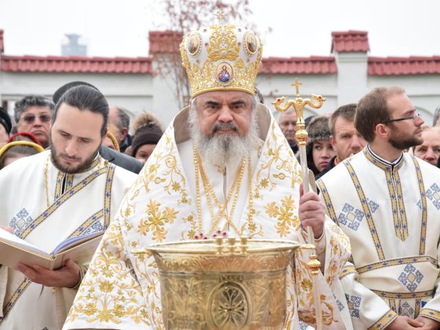 Patriarhul Daniel, la Rădăuți: „Arătăm prin rugăciune şi pomenire că rugăciunea este iubirea mai tare decât moartea”