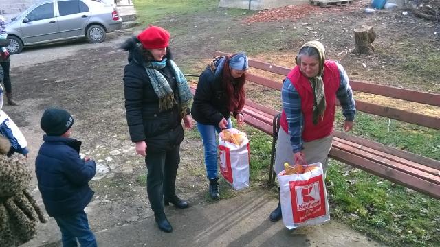 Ajutoare pentru 8 familii din Parohia Curături