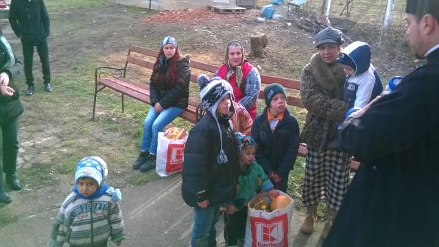 Ajutoare pentru 8 familii din Parohia Curături