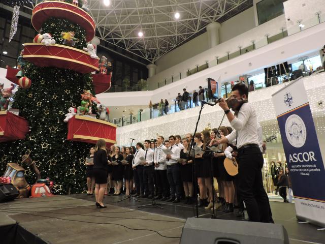 Concert caritabil de colinde la Palas Mall, organizat de ASCOR Iaşi