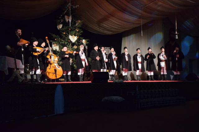 Concertul de colinde al Mitropoliei Moldovei și Bucovinei a aprins „opaițul” iubirii de tradiție și neam