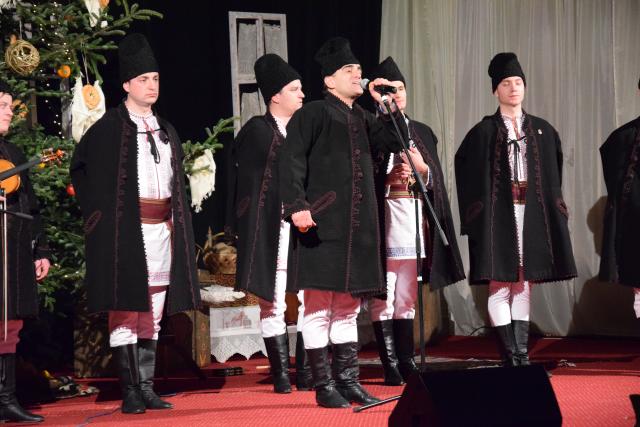 Concertul de colinde al Mitropoliei Moldovei și Bucovinei a aprins „opaițul” iubirii de tradiție și neam