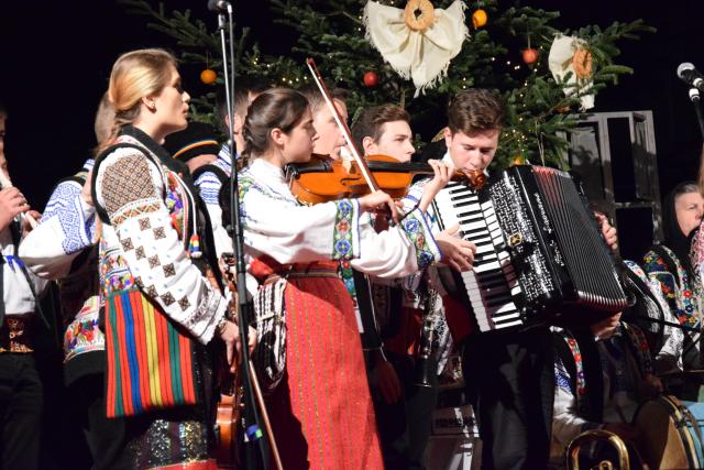 Concertul de colinde al Mitropoliei Moldovei și Bucovinei a aprins „opaițul” iubirii de tradiție și neam
